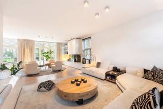 Charmante villa met cottage-uitstraling, volledig vernieuwd, in het groene AartselaarDeze uitzonderlijke villa combineert de warme charme van een...