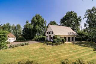 <p>Quares - TREVI Groep presenteert :<br />Charmante villa op riant perceel <br /><br />Deze charmante villa werd gebouwd in 1966 en beschikt over zeer veel oorspronkelijke elementen die cachet geven aan de woning. In 2015 werd de woning van een nieuw dak voorzien. Deze woning is ideaal voor mensen die van comfort, ruimte, rust en privacy houden maar toch centraal wensen te wonen. <br /><br /><strong>Indeling</strong><br /><br />Via een lange private oprijlaan komt u aangereden op het volledig afgesloten perceel. U betreedt de woning via de ruime inkomhal waarbij er ruimte voor vestiaire werd voorzien alsook een afzonderlijk gastentoilet. <br /><br />Via de inkomhal komt u in het leefgedeelte waarbij u onmiddellijk een prachtig uitzicht heeft over de tuin en het achterliggende groen. Wat naast het mooie groen nog meteen opvalt, is de aanwezigheid van zeer veel natuurlijk daglicht die in de woning binnenvalt. De leef-en eetruimte beschikken over een authentieke parketvloer, die samen met de open haard, voor heel wat sfeer en gezelligheid zorgt. u heeft het gevoel van in de tuin te vertoeven en één te worden met de tuin. Aangrenzend aan de eetruimte bevindt zich de keuken. De keuken is volledig voorzien van kasten en toestellen alsook kan u hier ook een eettafel plaatsen. Via de ramen kan u naar het prachtige zuidgerichte terras van 30m². Op het gelijkvloers vindt u een eerste slaapkamer met aangrenzende badkamer voorzien van lavabo en combinatie bad/douche. De slaapkamer kan ook perfect dienst doen als bureau, speelruimte of tweede leefruimte. <br /><br />Via de trap wordt de verdieping bereikt. Hier heeft u een ruime overloop die toegang biedt tot 4 zeer ruime slaapkamers. De badkamer is uitgerust met een ruime inloopdouche, lavabo en toilet. <br /><br />De woning beschikt over een ruime inpandige garage waar tevens de aansluitingen voor wasmachine en droogkast zijn voorzien alsook opbergruimte. Verder is er nog een ruime zolder die ideaal is voor stockage.<br /><br />Op het perceel bevindt zich nog een ruim bijgebouw ideaal als garage, atelier of opbergruimte. <br /><br />Het volledige perceel is aangeplant met planten, bloemen en bomen waardoor u zich in een grote groene oase bevindt. De perfecte zuid/zuidwest oriëntatie maken het vakantiegevoel aan huis compleet. De locatie van deze woning en de praktische indeling zijn een grote troef.<br /><br />Mits opfrissingswerken kan u van deze woning een ware unieke parel maken. <br /><br /><br />Ligging <br /><br />Gelegen op een centrale locatie. Deze buurt heeft een waaier aan voorzieningen, zoals kinderopvang, scholen, winkels, supermarkten, speel-, sport- en recreatie faciliteiten.</p>