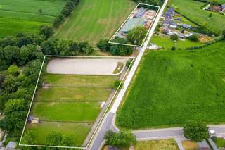 Complete paardenhouderij met binnen- en buitenpiste en bijgebouw met 2 appartementen. Het geheel is gelegen op een fraaie locatie met...