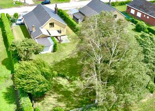 Rust, ruimte en een prachtig open uitzicht: deze verzorgde alleenstaande woning in Adegem combineert comfortabel wonen met een aangename landelijke ligging.
Omgeven door groen en uitgestrekte velden geniet u hier elke dag van een heerlijk gevoel van vrijheid en privacy. De woning werd steeds goed onderhouden en beschikt over een praktische, doordachte indeling die zowel gezinnen als wie graag comfortabel gelijkvloers woont zal aanspreken.
Op het gelijkvloers bevinden zich twee volwaardige slaapkamers en een badkamer. Hierdoor zijn alle essentiële woonfuncties op één niveau aanwezig. Op de verdieping vindt u nog twee extra slaapkamers, die perfect kunnen dienen als kinderkamer, logeerkamer, hobbyruimte of thuiskantoor.
Ook aan praktisch comfort is gedacht. De woning beschikt over een inpandige garage en een lichtrijke veranda die een mooie verbinding vormt tussen binnen en buiten. Van hieruit kijkt u uit op de zonnige tuin en het uitgestrekte landschap erachter. Een heerlijke plek om in alle rust te ontspannen en te genieten van het open vergezicht over de omliggende velden.
Bent u op zoek naar een verzorgde alleenstaande woning met vier slaapkamers, een functionele indeling, een aangename tuin en vooral een rustige ligging met open uitzicht? Dan verdient deze eigendom in Adegem absoluut uw aandacht.
Ontdek zelf de ruimte, rust en mogelijkheden die deze woning te bieden heeft en plan vandaag nog uw bezoek.
Contacteer ons via 09 336 16 15 of info@vastgoedunicum.be. Wij helpen u graag verder!
Liever eerst virtueel binnenkijken?
https://youtube.com/shorts/czBTwOUd65g