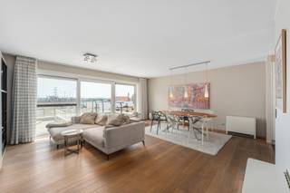 Res. Vittorio Laura<br />Ontdek dit stijlvolle en lichtrijke duplex appartement, ideaal gelegen en voorzien van alle comfort voor wie ruim en zorgeloos wil wonen.<br />Het appartement beschikt over twee ruime slaapkamers, elk met een eigen badkamer, wat zorgt voor maximale privacy en comfort. De lichte woonkamer biedt een aangename leefruimte waar u volop kunt genieten van natuurlijk daglicht. De volledig ingerichte keuken sluit naadloos aan op de leefruimte en is uitgerust voor dagelijks gebruik.<br />Een absolute troef is het ruime terras met een mooi uitzicht en zijdelings zeezicht, waar u in alle rust kunt genieten van de omgeving en de frisse zeelucht.<br />Res. A502