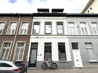 Op slechts 200 meter van de Markt bevindt zich dit aangename duplexappartement, gelegen in een kleinschalig gebouw met slechts twee appartementen. Dankzij de centrale ligging bevinden winkels, openbaar vervoer en alle dagelijkse voorzieningen zich op wandelafstand.<br /><br />Het appartement geniet van veel natuurlijke lichtinval en beschikt over een ruime leefruimte met open keuken, die rechtstreeks uitgeeft op een mooi terras. Verder omvat het appartement een inkomhal, twee volwaardige slaapkamers, een bureau (ideaal als thuiswerkplek), een badkamer met dubbel lavabomeubel, ligbad met douche en toilet, een aparte berging, een afzonderlijk gastentoilet en een ruime privatieve kelder.<br /><br /><strong><u>Extra informatie</u></strong>
<ul>
<li>Onmiddellijk beschikbaar</li>
<li>Oud EPC: 486 kWh/m²/jaar</li>
<li>Nieuw EPC in aanvraag na de plaatsing van een nieuwe cv-ketel en de isolatie van het dak</li>
</ul>
<br />Interesse? Contacteer ons voor een bezoek via info@arcade-vastgoed.be.