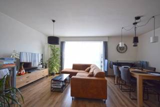 Vijfwegenstraat 164 bus 4<br />8800 Roeselare<br /><br />Dit gerenoveerde pand is ideaal voor wie op zoek is naar een instapklaar en modern appartement.<br />Bestaande uit inkomhal, gastentoilet, lichtrijke woonkamer, ingerichte keuken, badkamer met inloopdouche en twee slaapkamers.<br /><br />Troeven van dit appartement:<br />Recent gerenoveerd: Alles is vernieuwd met oog voor detail en kwaliteit.<br />Instapklaar: Geen verbouwingen meer nodig, gewoon verhuizen en genieten.<br />Centraal gelegen: Dichtbij winkels, openbaar vervoer en scholen.<br />Ideaal voor eigen bewoning of investering: Geschikt voor een brede doelgroep.<br /><br />Garagebox kan bijgekocht worden: €20.000