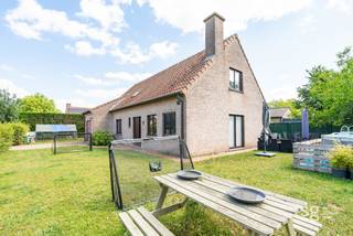 In een rustige, doodlopende straat vlak bij het centrum van Nazareth bevindt zich deze verrassend ruime woning.
De woning is gelegen op een zonnig perceel van 664 m² en beschikt over een bewoonbare oppervlakte van maar liefst 214 m².
De indeling is als volgt: bij binnenkomst betreedt u een ruime inkomhal met apart gastentoilet. Van daaruit heeft u toegang tot de lichtrijke woonkamer, die naadloos overgaat in de aansluitende keuken met berging. Op het gelijkvloers bevindt zich bovendien een eerste ruime kamer, ideaal als bureau of extra slaapkamer, een badkamer met ligbad en douche, alsook een inpandige garage. De bovenverdieping telt drie volwaardige slaapkamers en een vierde, kleinere (doorloop)kamer die perfect dienst kan doen als dressing, hobbyruimte of kinderkamer. Rondom de woning geniet u van een zonnige, onderhoudsvriendelijke tuin die uitnodigt tot ontspanning.
Meer weten of een bezoek plannen? Neem gerust contact met ons op!