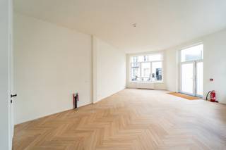 <strong>Gelijkvloers kantoorruimte op toplocatie<br /><br /></strong>Op zoek naar een gerenoveerde kantoorruimte in een charmant gebouw?<br />Dan is dit kantoor beslist iets voor u.<br /><br />De Begijnenvest, thv de Britselei, zorgt voor een verbinding tussen ’t Zuid en de Theater buurt.<br />Ongetwijfeld de 2 leukste buurten van vandaag.<br /><br />Met zijn hoge plafonds en grote raampartijen is deze unit van ca. 53m2 een ideale werkplek.<br /><br />Bent u geïnterresseerd?<br />Contacteer LISTED: +32 3 283 51 51.