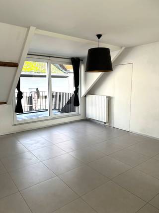 <p>Ontdek dit aangename appartement met twee slaapkamers en twee badkamers, waar comfort en functionaliteit hand in hand gaan. Dankzij de lichtrijke leefruimte met open keuken vormt dit appartement een warme thuis voor gezellige avonden of om vrienden en familie te ontvangen.</p>
<p>De keuken is uitgerust met alle nodige toestellen en biedt ruime opbergmogelijkheden. Vanuit de leefruimte heeft u toegang tot maar liefst twee grote terrassen.<br />Praktisch is er ook gedacht aan een aparte berging met aansluitingen voor wasmachine en droogkast.</p>
<p>Dit appartement is gelegen op de 3e verdieping, er is geen lift aanwezig.<br />De huurprijs bedraagt €900/maand.<br />Beschikbaar vanaf 1/10/2026.<br /><br />Interesse in een bezoek? Vervolledig uw huurprofiel via volgende link: https://mijnhuurprofiel.be/property/34453381-e205-4cae-b431-9799c3cb4d71</p>