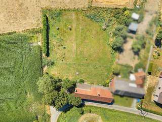Dit karakteristieke, te renoveren huis ligt verscholen in het hart van het platteland, in een rustige en groene omgeving, en biedt een prachtig potentieel voor liefhebbers van ruime kamers en authenticiteit. Op slechts enkele minuten van Lessines en al zijn voorzieningen (scholen, winkels, snelweg, ...). De begane grond bestaat uit ruime woonruimtes en beschikt momenteel over twee slaapkamers en een badkamer, waardoor de mogelijkheid bestaat om een echte gelijkvloerse woning te creëren. Op de bovenverdieping laten de royale ruimtes de mogelijkheid zien om meerdere slaapkamers in te richten, geheel naar uw wensen en behoeften.Buiten kunt u genieten van een prachtig terrein van meer dan 29 are, ideaal gelegen en perfect geschikt voor natuurliefhebbers. Een garage maakt het geheel compleet.Technische gegevens: centrale verwarming op stookolie, twee houtkachels, raamkozijnen met dubbele en enkele beglazing van PVC en hout, septic tank, regenwaterreservoir, EPC: FEen prachtige kans voor liefhebbers van charme en natuur: dit huis biedt een rustige omgeving, een uitgestrekt terrein en een prachtig potentieel voor inrichting, ideaal voor een gezin dat wil genieten van ruimte en rust en bijvoorbeeld huisdieren (paarden,...) wil houden.Onmiddellijk te bezichtigen!Info en bezichtigingen via: aurelie@immobeguin.be