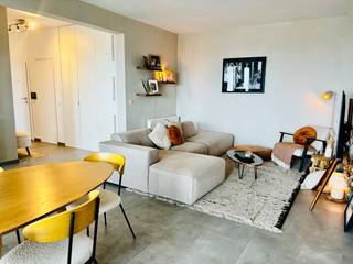 Op een gunstige locatie, vlak bij de Tentoonstellingswijk en Wilrijk, bevindt zich dit ruime en volledig gerenoveerde appartement van ca. 96 m², gelegen op de 12e verdieping. Dankzij de hoge ligging geniet u van een panoramisch uitzicht over Antwerpen, veel lichtinval en aangename privacy.<br /><br />TROEVEN<br />- Ca. 96 m² woonoppervlakte<br />- 12e verdieping met panoramisch uitzicht over Antwerpen<br />- Volledig gerenoveerd in 2020<br />- 2 ruime slaapkamers van ca. 18,12 m² en 17,34 m²<br />- Moderne open keuken met vaatwasser, koelkast, oven en inductievuur<br />- Ruime en lichtrijke leefruimte met grote raampartijen en dubbel glas<br />- Airconditioning in de leefruimte<br />- Zuidwestgericht terras van ca. 5,2 m²<br />- Extra buitenruimte van ca. 2,6 m², ideaal als afvalberging<br />- Badkamer en afzonderlijk toilet<br />- EPC-label B – 136 kWh/m²<br />- Privatieve kelderruimte<br />- Afgesloten gemeenschappelijke fietsenstalling<br />- Verzorgd gebouw met 4 liften<br />- Conciërge en pakjesdienst aanwezig<br /><br />CENTRALE EN GROENE LIGGING<br />De ligging is bijzonder praktisch. Een tramhalte bevindt zich vlakbij en belangrijke invalswegen zijn vlot bereikbaar. Naast het gebouw is ruime parkeergelegenheid en ook in de omliggende straten kan gratis geparkeerd worden.<br /><br />Ook liefhebbers van groen zitten hier uitstekend:<br />- Park Den Brandt: ca. 5 min. wandelen<br />- Nachtegalenpark: ca. 10 min. wandelen<br />- Zuidpark: ca. 15 min. fietsen<br /><br />GEMEENSCHAPPELIJKE KOSTEN<br /><br />- De gemeenschappelijke kosten omvatten onder meer het onderhoud en beheer van de gemeenschappelijke delen, de conciërgedienst, de pakjesdienst en een voorschot voor privatief water- en verwarmingsverbruik.<br />- Daarnaast wordt maandelijks een bijdrage aan het reservefonds betaald. Dit fonds is reeds ruim aangevuld, waardoor toekomstige en geplande renovaties financieel goed zijn gedekt.<br /><br />De huidige maandelijkse lasten zijn samengesteld<br /><br />KORTOM<br />Een ruim en instapklaar appartement met panoramisch uitzicht, twee ruime slaapkamers, een zuidwestgericht terras en een uitstekende ligging nabij stad en groen.<br /><br /><br /><br />