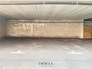Place de parking facilement accessible, située au cœur du quartier, à proximité du lac de Zegem et de la Lippenslaan. <br /><br />Située au niveau -1, accessible par une rampe.<br />Hauteur : 1,9 mètre<br />Profondeur : 5,1 mètres<br />Largeur : 2,5 mètres<br /><br />N'hésitez pas à nous contacter pour plus d'informations : tél. : 050 62 44 14 ou par e-mail à knokke@immax.be