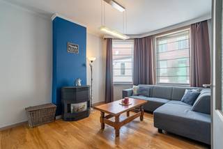Op zoek naar een instapklare woning met veel ruimte en een betaalbaar prijskaartje? Dan is dit pand een aanrader. De woning werd steeds goed onderhouden en kan meteen bewoond worden.<br /><br />Enkele troeven op een rij:<br />- Elektriciteit conform<br />- Zonnepanelen met certificaten<br />- Praktische zij-ingang aan de tuin<br /><br />De inkomhal leidt langs de ene kant naar de gezellige zithoek en langs de andere kant naar de lichtrijke eetplaats. Aansluitend ligt de volledig uitgeruste keuken, met voldoende plaats voor een aparte ontbijthoek. Het gelijkvloers wordt vervolledigd met een apart toilet, een badkamer met bad en een handige wasberging.<br /><br />Op de eerste verdieping bevinden zich drie slaapkamers: twee ruime kamers en een kleinere, ideaal als kinderkamer of bureau. Via de vaste trap bereikt u de zolderverdieping, waar een vierde slaapkamer werd ingericht.<br /><br />Buiten wacht een fraai aangelegde tuin met een heerlijk zonovergoten terras. Dankzij de zij-ingang aan de achterkant moet u nooit meer met de fiets of het groenafval door de woning.<br /><br />Ontdek deze woning met veel troeven. Plan snel uw bezichtiging in.<br /><br />EPC: 330 kWh/(m² jaar) - UC: 3924076<br />Maatregelen in het maatregelenregister: nee