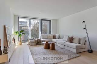 Residentie "BROELHOTEL"<br /><br />Dit instapklare appartement op de eerste verdieping combineert hoogwaardige materialen met een sublieme ligging.<br /><br />De stijlvolle Obumex-keuken en de luxueus uitgeruste badkamer garanderen maximaal wooncomfort.<br />De ruime inkomhal beschikt over een ingebouwde vestiairekast, en de twee lichtrijke slaapkamers bieden een aangename leefruimte.<br /><br />Aan de voorzijde geniet u op het balkon van een uniek zicht op de majestueuze platanen langs de Dam en een zijdelings uitzicht op de Leie.<br />Aan de achterzijde bevindt zich een ruim leefterras, ideaal georiënteerd op de namiddag- en avondzon.<br /> <br />Dit appartement wordt verhuurd met een kelderberging en een ruime garage met geautomatiseerde poort.<br /><br />Voor een persoonlijke afspraak of meer informatie kunt u rechtstreeks contact opnemen met Christophe op het nummer 0497 41 37 37 of mailen naar christophe@immotion.be.