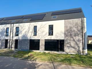 Energieneutrale (E-peil = - 9!) nieuwbouwwoning op een perceel van 323 m² is gelegen in een nieuwe straat zonder doorgaand verkeer. Deze halfopen bebouwing op lot 6 beschikt over een ruime woonkamer met ingerichte eilandkeuken en zicht op de tuin. Er is een inpandige garage met automatische sectionaalpoort en en aparte wasplaats.Op de bovenverdieping zijn 3 volwaardige slaapkamers met ruime badkamer met bad én douche, apart toilet en berging. Vaste trap naar een grote zolderkamer welke kan ingericht worden naar een 4de of zelfs 5de slpk en zelfs extra badkamer.<br /><br />De chape en veluxen zijn reeds mee voorzien in de prijs. De interieurafwerking van je huis gebeurt volledig volgens je persoonlijke wensen. Reken hiervoor op begeleiding en expertise van ons interieurteam en partners. Bespaar fors op je energiefactuur, dankzij het doorgedreven isolatiepakket, warmtepomp met vloerverwarming ( + koeling) , ventilatiesysteem D en uitgebreid pakket zonnepanelen ( 7290 wp! ). Samen met de regenwaterput van 10.000L voldoet deze woning dus aan alle normen voor de toekomst! <br />Werken zijn gestart.<br /><br />De prijs is excl. btw en kosten. Bij Durabrik ben je zeker van een vaste prijs.<br />Download de brochure op https://durabrik.immo/evergem<br /><br />Heb je vragen? Contacteer ons dan via 09/280 60 60 of via info@durabrik.be<br /><br />*Afbeeldingen en oppervlaktes zijn indicatief.