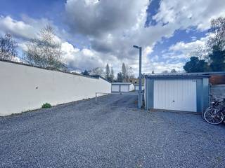 De inrit van het garagecomplex situeert zich via de Bruiloftstraat, een zijstraat van de Brusselsesteenweg. De perfecte verbinding naar R4, E40...