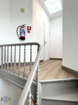 Dit appartement op de bovenste verdieping, gelegen in het centrum van Blankenberge, voorziet u van een instant-vakantiegevoel. De AANTREKKELIJKE VRAAGPRIJS bekoort bovendien het GANSE SEGMENT gaande van jonge starters, 2de verblijvers tot investeerders.<br /><br />Aandacht ging op de eerste plaats naar FUNCTIONALITEIT, maar door de aanwezigheid van SFEERVOLLE DETAILS ontwikkelt dit appartement zich naadloos tot een praktische &amp; instapklare pied-à-terre.<br /><br />Indeling:<br />* Inkom met gastentoilet<br />* Open woonkeuken met eetkamer <br />* Zitkamer met slaaphoek<br />* Badkamer (wastafel / ligbad)<br /><br />Pand is momenteel verhuurd (525 euro/maand)<br /><br />EXTRA TROEVEN : Aantrekkelijke gevel / Bovenste verdieping / Rolluiken / BUDGETVRIENDELIJK / ...