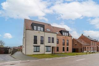 Dit bijna nieuw gelijkvloers appartement is gelegen in Dessel op 500 m van het centrum, winkels en openbaar vervoer.Indeling:Een gemeenschappelijke...