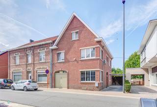 KARAKTERVOLLE EENGEZINSWONING MET 5 SLAAPKAMERS, GARAGE, CARPORT EN TUIN NABIJ HET CENTRUM VAN BILZEN<br /><br />*** Bekijkt u deze woning via een aanverwante website? Surf dan naar https://matisimmo.be/nl/aanbod/4452735/eengezinswoning-te-koop-in-3740-bilzen-hoeselt en klik op volgende link voor het INTERACTIEF GRONDPLAN: https://grondplan.matisimmo.be/grondplan/?map=HoeseltTongersestraat21 ***<br /><br />Deze ruime eengezinswoning is rustig gelegen net buiten het centrum van Bilzen. Dankzij de centrale ligging bevinden verschillende voorzieningen, zoals winkels, openbaar vervoer en het station, zich in de nabije omgeving. Het bruisende centrum van Bilzen ligt op minder dan 5 minuten rijden en is eveneens op wandelafstand. Bovendien geniet de woning van een vlotte verbinding naar de autosnelwegen, die zich op enkele minuten bevinden, met een goede bereikbaarheid richting onder andere Maastricht, Tongeren en Hasselt.<br /><br />Een grote troef van de woning is de aanwezige airconditioning, geplaatst in 2018. Daarnaast beschikt de woning over centrale verwarming met een condenserende gasketel, eveneens geplaatst in 2018, en zonnepanelen met een vermogen van 4.510 Wpiek, geïnstalleerd in 2023.<br /><br />We betreden de woning via de inkomhal aan de rechterzijde van de woning. Deze is voorzien van een gastentoilet en biedt toegang tot de verschillende ruimtes in de woning, evenals tot de trap naar de eerste verdieping.<br /><br />Vanuit de inkomhal bereiken we de ruime en lichtrijke woonkamer, die plaats biedt voor een aangenaam zit- en eetgedeelte en voorzien is van airconditioning. Vanuit de woonkamer is er rechtstreeks toegang tot de tuin. Aan de andere zijde van de inkomhal bevindt zich de aparte, volledig ingerichte keuken. Hier is eveneens voldoende ruimte voor het plaatsen van een eettafel of eventueel een kookeiland. Dankzij het grote raam geniet de keuken van een aangename natuurlijke lichtinval.<br /><br />Op de eerste verdieping bevinden zich de ruime nachthal, drie slaapkamers en de badkamer. De badkamer is uitgerust met een enkele lavabo, douchecabine, ligbad, toilet en een ingebouwde kast.<br /><br />Via een vaste trap bereikt men de tweede verdieping. Hier bevindt zich een ruime overloop, die momenteel ingericht kan worden als bureauruimte, evenals twee ingebouwde kasten en een ruime slaapkamer. Daarnaast zijn er nog twee extra multifunctionele ruimtes aanwezig, die naar eigen wens kunnen worden ingericht. Deze ruimtes kunnen bijvoorbeeld dienst doen als extra opbergruimte, hobbyruimte of bijkomende slaapkamer.<br /><br />De woning beschikt daarnaast over een carport en een inpandige garage, wat zorgt voor extra comfort en praktische bergruimte. Ook is er een kelder aanwezig, die uitstekend dienst kan doen als voorraadkelder of extra bergruimte. Buiten geniet de woning van een ruime en volledig afgesloten tuin met een verhard terras. Dit biedt verschillende mogelijkheden om in alle rust van de buitenruimte te genieten.<br /><br />Voor meer informatie of een bezoek ter plaatse kan u vrijblijvend contact opnemen met ons kantoor via 089/44.00.00 of info@matisimmo.be.<br /><br /><em>De vermelde woonoppervlakte is steeds de bruikbare vloeroppervlakte overgenomen uit het EPC-verslag.</em><br /><br /><em>Bestuursmaatregelen in het maatregelenregister: nee</em><br /><br />