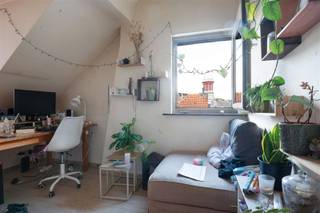 <p>Investeringsopportuniteit in hartje Aalst – Opbrengsteigendom met 4 verhuurde appartementen</p><p>Op slechts 200 meter van de Grote Markt van Aalst staat dit appartementsgebouw met 4 afzonderlijke wooneenheden. Alle appartementen zijn momenteel verhuurd, waardoor u vanaf dag één kan rekenen op stabiele inkomsten.</p><p>Indeling:</p><p>4 afzonderlijke appartementen<br />Eigen nutsvoorzieningen per appartement</p><p>Huuropbrengsten:</p><p>Appartement 1: €575/maand<br />Appartement 2: €475/maand<br />Appartement 3: €595/maand<br />Appartement 4: €550/maand</p><p>Totale maandelijkse huuropbrengst: €2.195<br />Berekening op basis van 10 maanden verhuur = €21.950/jaar</p><p>Bij een aankoopprijs van €365.000 geeft dit een bruto huurrendement van 6,01% (zonder aankoopkosten meegerekend).</p><p>Interessante opbrengsteigendom met onmiddellijk rendement.</p><p>Troeven:</p><p>Centrale ligging op wandelafstand van winkels, horeca en openbaar vervoer<br />Slechts 200 m van de Grote Markt<br />Direct rendement dankzij bestaande huurcontracten</p><p>Een interessante kans voor investeerders die op zoek zijn naar een opbrengsteigendom met bewezen inkomsten op een toplocatie in Aalst.</p>
