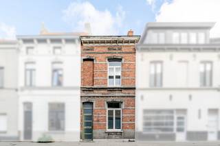 <p>Deze charmante woning in de Sint-Simonstraat combineert een centrale ligging met verrassend veel ruimte en uitbreidingsmogelijkheden. Dankzij de aangename tuin en de vlotte bereikbaarheid nabij openbaar vervoer, park en invalswegen geniet je hier van comfortabel wonen in een residentiële omgeving. De woning beschikt vandaag over twee slaapkamers, met bovendien de mogelijkheid om de zolder om te bouwen tot twee extra kamers of een polyvalente ruimte. Extra interessant: er is geen renovatieverplichting dankzij EPC D, de elektriciteit is conform en er is geen asbest aanwezig.</p>
<p> </p>
<p>Belangrijkste ruimtes:<br />• Inkomhal met toegang tot de leefruimtes<br />• Gezellige living met aansluitende eetkamer<br />• Functionele keuken met praktische indeling<br />• Badkamer met basiscomfort<br />• Apart toilet<br />• Twee volwaardige slaapkamers<br />• Polyvalente ruimte geschikt als bureau, hobbyruimte of berging<br />• Zolder met potentieel voor extra kamers of multifunctionele invulling<br />• Kelder voor extra stockage<br />• Aangename tuin om buiten te genieten</p>
<p>Troeven:<br />• Ruime woning met tuin op toplocatie in Gentbrugge<br />• Zolder met potentieel voor twee extra kamers of polyvalente ruimte<br />• Geen renovatieverplichting: EPC D, conforme elektriciteit,..</p>
<p>Neem vandaag nog contact op voor een bezoek aan deze woning in Gentbrugge. JOUW DROOMHUIS. ZO GEVONDEN!</p>
