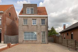 Centraal doch rustig gelegen halfopen bebouwing op 510 m². Gelijkvloers:Bij het betreden van de woning komt u in de ruime woonkamer van 39 m²,...