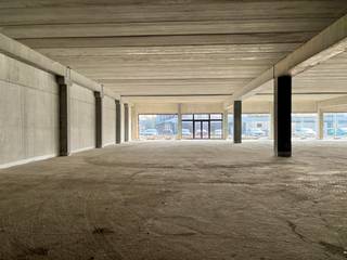 Cet espace commercial est stratégiquement situé le long d'une route d'accès importante de Veurne, avec un accès facile à l'E40, au centre-ville et à la côte. Grâce à sa visibilité exceptionnelle, à son fort passage et à son vaste parking devant le bâtiment, cet emplacement bénéficie d'une forte attractivité commerciale.<br /><br />Le local commercial est situé au rez-de-chaussée et offre de nombreuses possibilités pour des activités commerciales telles que des magasins, des showrooms ou autres.<br /><br />Superficie : 637 m²<br /><br />À la recherche d'un espace commercial facilement accessible avec une visibilité maximale ? N'hésitez pas à nous contacter pour plus d'informations ou pour une visite sur place.