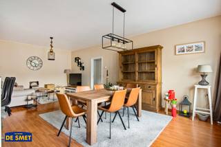 Dit appartementsgebouw is gelegen op een absolute toplocatie, pal in het centrum van Aartselaar.<br />Alle benodigde accommodaties bereikt u te voet en de wekelijkse markt op vrijdag zorgt voor nog meer gezelligheid in uw straat.<br />Daarnaast kan u makkelijk gebruik maken van het openbaar vervoer of bereikt u binnen enkele minuten de A12 met de wagen.<br /><br />Het appartement zelf is recent vernieuwd en bevindt zich op de tweede (hoogste) verdieping (zonder lift) rechts.<br />Via de ruime inkomhal met zéér veel bergruimte en de 1ste slaapkamer, komt u terecht in de woonkamer met de open ingerichte keuken met toestellen.<br />Vooraan bevindt zich het naar het oosten gericht terras.<br />In de nachthal is er een apart toilet en een afzonderlijke bergruimte met o.a. aansluiting wasmachine & droogkast.<br />Centraal bevindt zich de ingerichte badkamer met ligbad, inloopdouche, dubbele lavabo en gasketel.<br />De 2de en 3de slaapkamer zijn ook aan de straatkant gelegen.<br /><br />Dit appartement is op zoek naar een nieuwe huurder op lange termijn voor maximum 4 personen (2 volwassenen + 2 kinderen).<br />De maandelijkse provisie bedraagt € 65 voor o.a. de elektriciteit & het onderhoud (! inclusief poetsen van de gang) van de gemeenschappelijke delen.<br />Het EPC dateert van vóór de vernieuwing van de ramen en de condenserende gasketel.<br />Ook de keuken en de badkamer zijn recent gerenoveerd.<br /><span>Alle meubels kunnen worden overgenomen mits een meerprijs.</span><br /><br />Neemt u gerust per e-mail contact op met ons kantoor om een plaatsbezoek in te plannen!