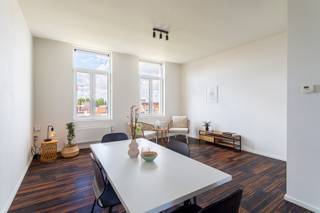 Lichtrijk én energiezuinig appartement<br /><br />Gelegen in een rustige straat in 2060 Antwerpen, vlakbij de gloednieuwe Slachthuissite. De locatie biedt een vlotte verbinding naar het stadscentrum en de belangrijkste invalswegen. Bovendien bevinden winkels, scholen en openbaar vervoer zich op wandelafstand, wat een top Mobiscore van 9,2/10 geeft! Het appartement bevindt zich op de vierde verdieping van een kleinschalig gebouw (zonder lift) met slechts vijf entiteiten, wat zorgt voor een aangename en rustige woonsfeer. De lichtrijke leefruimte met open keuken vormt het hart van het appartement en straalt gezelligheid uit. De keuken is praktisch ingericht en voorzien van een aansluiting voor een wasmachine. Verder beschikt het appartement over een badkamer, uitgerust met een bad, stadouche, toilet, handdoekdroger en stijlvol badkamermeubel. Achteraan bevindt zich de slaapkamer. Bijzonderheden: conforme elektriciteit en aparte meters voor water, gas en elektriciteit. Maandelijkse lasten: 120 euro (incl. professionele syndicus, blokpolis, poetsdienst voor de gemeenschappelijke delen, elektriciteit van de gemeenschappelijke delen en keuring brandhaspels). Zéér ruime kelderberging ter beschikking! Kortom, ideaal voor alleenstaanden, koppels en investeerders!<br /><br />Verplichte vermeldingen<br />EPC: 188 kWh/m²<br />P-score: C<br />G-score: C<br />Stedenbouwkundige inlichtingen: Vg, Wg, Gvkr, Gmo, Gvv