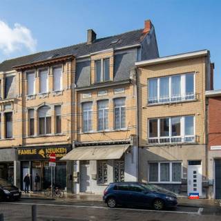 <p><span>HOBOKEN | APPARTEMENT TRÈS SPACIEUX DE DEUX PIÈCES AVEC 8 ou 9 CHAMBRES AU TOTAL ET GRAND JARDIN </span></p><p><span>Important : L'appartement du rez-de-chaussée est actuellement loué comme crèche et n'est pas disponible immédiatement !</span></p><p><span>Aménagement du rez-de-chaussée : hall d'entrée commun - séjour spacieux avec cuisine ouverte - salle de bains séparée avec toilettes</span></p>