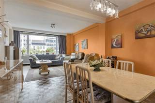 <p><span>Dit </span><span>ruime appartement</span><span> is gelegen op de Italiëlei pal in het </span><span>centrum van Antwerpen</span><span>. Op enkele minuten wandelen bevinden zich allerlei horecagelegenheden, leuke winkels, het </span><span>Centraal Station</span><span>, het </span><span>Eilandje, </span><span>het </span><span>Theaterplein</span><span> en bus en tram.</span></p><p><span> </span></p><p><span>Het appartement is gelegen in een </span><span>goed onderhouden en kleinschalig gebouw</span><span> met één appartement per verdieping. Het appartement heeft een </span><span>oppervlakte van zo'n 112m²</span><span> en </span><span>3 volwaardige slaapkamers</span><span>. Achteraan bevindt zich nog een </span><span>gezellig terras</span><span> en in de kelder zijn er </span><span>twee privatieve kelders</span><span> inbegrepen.</span></p><p><span> </span></p><p><span>Indeling</span></p><p><span>- gelegen op de 3de verdieping</span></p><p><span>- inkomhal met marmer en ingemaakte kasten</span></p><p><span>- apart toilet</span></p><p><span>- ruime woonkamer en eetkamer op parket</span></p><p><span>- gesloten keuken (mogelijkheid tot open keuken)</span></p><p><span>- slaapkamer 1 (17,5m²)</span></p><p><span>- terras (5m²)</span></p><p><span>- slaapkamer 2 (12m²)</span></p><p><span>- slaapkamer 3 (11,5m²)</span></p><p><span>- badkamer met douche, lavabomeubel en aansluitingen wasmachine en droogkast</span></p><p><span>- kelder 1 (6,5m²)</span></p><p><span>- kelder 2 (2m²)</span></p><p><span> </span></p><p><span>Algemeen gebouw</span></p><p><span>- goed onderhouden gebouw</span></p><p><span>- lift aanwezig</span></p><p><span>- geïsoleerd dak (2019)</span></p><p><span>- maandelijkse provisie 374,07 euro (incl. water en verwarming) + 59,26 euro reservefonds</span></p><p><span> </span></p><p><span>Bijzonderheden</span></p><p><span>- centrale ligging</span></p><p><span>- zeer ruim appartement</span></p><p><span>- conforme elektriciteit</span></p><p><span>- vernieuwde ramen (2024)</span></p><p><span>- verhuurd sinds 02/2005 voor 812 euro per maand + onkosten</span></p><p><span> </span></p><p><span>Ben jij geïnteresseerd in dit appartement te koop in centrum Antwerpen, ben je op zoek naar ander vastgoed, een investering of wens je de waarde van jouw eigendom te kennen? Dan ben je bij BOLT immo aan het juiste adres! Wij helpen jou graag verder.</span><span> </span></p><p><span> </span></p>