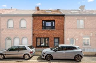 <p><span>Deze net vernieuwde woning ligt in een stille, met groen verfraaide eenrichtingsstraat (zone 30), met aan het uiteinde het publieke Borgersteinpark. De zeer gunstige EPC-score van 64 kWh/m²/jaar (label A), werd bereikt door het plaatsen van dikke lagen isolatie, vloerverwarming, een condensatieketel, 6 zonnepanelen en nieuwe PVC-ramen. Alle muren zijn al wit geschilderd. Qua luxe en comfort, spotten wij een metalen deur met glas (living), geprofileerde opdekdeuren, led-plafondspots, vestiairekast, elektrische rolluiken. De grote living met open keuken en eetplaats, zijn volledig opengewerkt. De maatkeuken met houten fronten en eiland (zitplaatsen), omvat volgende apparaten: grote freezer, grote koelkast, combi-oven, microgolf en vaatwasser. De kookplaat met geïntegreerde afzuiging, kost circa €4.000. Via het schuifraam kijkt u uit op een omheinde tuin (gras) met terras (buitenkraan) en geniet u van privacy en het zicht op de palmbomen van de buren. De berging/wasplaats is middels een partitie afgescheiden van de toiletruimte met lavabomeubel en hangtoilet. In de badkamer is plaats voor een dubbel lavabomeubel met houten fronten, spiegel met geïntegreerde verlichting, kolomkast (binnenin zwart), sierradiator en inloopdouche met glazen wand. De 2 grote kamers op de 1e verdieping worden aangevuld met een derde kamer (2 veluxramen), die de gehele 2</span><span><sup>e</sup></span><span> verdieping onder het nieuwe dak inneemt en onderaan de trap wordt afgesloten met een glazen schuifdeur.</span></p><p><span> </span></p>