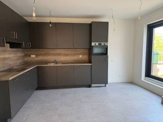Volledig vernieuwd appartement op de 1ste verdieping. 
Het appartement beschikt over een ruime woonkamer, geïnstalleerde keuken, terras, badkamer en 3 slaapkamers.

Maandelijkse kosten: €20 
Huurwaarborg: €3.450 
Meer info of interesse? Gelieve te mailen naar info@bregotrust.be