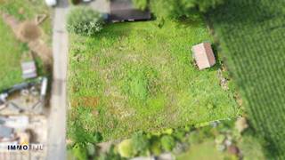 Dit perceel, prachtig gelegen in een rustige straat waar men kan genieten van een landelijk groen uitzicht, heeft een totale oppervlakte van zo'n...