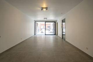 Indeling:- inkomhal met gastentoilet en een praktische bergruimte- lichtrijke leefruimte met open keuken- 2 slaapkamers- badkamer met inloopdouche en dubbele lavabo- ruim zuidgericht en overdekt terras (10 m²)Troeven:- EPC A (E-peil 10!)- op wandelafstand van centrum Wevelgem- volumineuze ruimtes- zonnig en overdekt terras - all-in prijs: € 279.500 (inclusief btw, aktekost en meet-epb kosten)Meer info of interesse in een bezoek? Contacteer Sarah: 0493 25 46 80 - sarah.hanson@dewaele.com