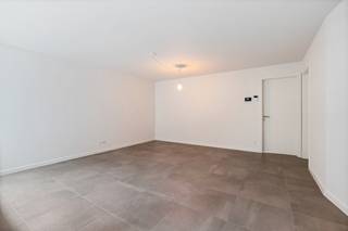 [[ DIT PAND NEEMT DEEL AAN DE ERA OPEN HUIZEN DAG OP 13/6 VAN 16:00 TOT 17:00 ]]
<p>Te koop: instapklaar halfopen appartement in Grembergen, op een centrale locatie nabij scholen, openbaar vervoer en invalswegen.</p>

<p>Dit energiezuinige BEN-appartement (bouwjaar 2023) combineert comfort en duurzaamheid. Dankzij de warmtepomp en vloerverwarming geniet u van een aangenaam binnenklimaat en een uitstekende EPC-score (label A). Het gelijkvloers appartement beschikt over een private tuin van 40 m², ideaal voor ontspanning. De ligging biedt snelle verbindingen naar grootsteden en alle voorzieningen zijn binnen handbereik. Verkoop onder BTW-stelsel (21% op constructie en 12% op grondwaarde).</p>

<p>Belangrijkste ruimtes:<br />• Ruime woonkamer (29 m²) met veel lichtinval<br />• Volledig ingebouwde keuken (9 m²) met vaatwasser, koelkast, oven, keramische kookplaat en ingemaakte kasten<br />• Slaapkamer (12 m²) met directe toegang tot badkamer<br />• Badkamer (7 m²) met inloopdouche, wastafel in meubel en ventilatiesysteem<br />• Inkomhal (5 m²)<br />• Toilet (2 m²)<br />• Wasplaats (2 m²)<br />• Berging (4 m²)<br />• Tuin (40 m²) voor privégebruik</p>

<p>Troeven:<br />• Instapklaar gelijkvloers appartement met tuin<br />• Energiezuinig BEN-appartement met warmtepomp en vloerverwarming<br />• Centrale ligging nabij voorzieningen, openbaar vervoer en invalswegen</p>