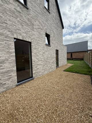 Bent u op zoek naar een moderne, instapklare woning waar u enkel nog hoeft te verhuizen?
Deze prachtige nieuwbouwwoning combineert hedendaags wooncomfort met een rustige, groene ligging — ideaal voor gezinnen of koppels die ruimte en rust waarderen.
Belangrijkste troeven:
4 grote slaapkamers.
Moderne keuken uitgerust met alle nodige toestellen
Stijlvolle badkamer inloopdouche en wastafel
Lichtrijke leefruimte met zicht op de tuin
Energiezuinig dankzij zonnepanelen en uitstekende isolatie
warmtepomp vailliant
Oplaadpunt voor elektrische wagen
Regenwaterput met recuperatiesysteem
Volledig afgewerkt en instapklaar
Rustige, groene omgeving met vlotte verbinding naar winkels, scholen en openbaar vervoer
Deze woning biedt een perfecte combinatie van comfort, stijl en duurzaamheid.
Verhuizen was nog nooit zo eenvoudig — gewoon intrekken en genieten!
Geen onnodige voorschotten tijdens bouwwerken, je ziet en merkt meteen ter plaatse wat je aankoop omvat!
📞 Rechtstreeks te koop van de eigenaar – geen makelaarskosten.