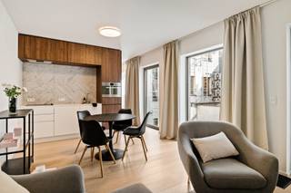 Welkom in dit tof 1-SLK appartement midden in het hart van Antwerpen! <br /><br />Dit appartement biedt niet alleen comfort en stijl, maar is ook gelegen in het bruisende Klapdorp waar alles binnen handbereik is. Qua locatie zit je hier heel goed: dichtbij een tramhalte en velo station om je gemakkelijk door de stad te verplaatsen maar ook allerlei winkels en hotspots op loopafstand. <br /><br />Zin om in het weekend gezellig te brunchen? Dan kan je zeker bij Mr. Pickle en Tinsel terecht! Zin in iets zoets? Bij Cannolo geniet je van Siciliaanse lekkernijen. Voor een lunch is Victor Boterhammen een echte aanrader en 's avonds kan je gezellig een terrasje doen bij Tango of een heerlijke pizza's bij Keste eten. En alsof dat nog niet genoeg is, liggen de Schelde en het trendy Eilandje op een steenworp afstand voor een ontspannen wandeling of een gezellige avond op het terras. Deze buurt biedt voor ieder wat wils en wordt gezien als een paradijs voor de foodies en levensgenieters!<br /><br />Wacht niet langer en maak van dit gezellige appartement jouw nieuwe thuis! Het appartement is onmiddellijk beschikbaar. Interesse? info@jamar.immo of 03 435 31 33<br /><br />Troeven:<br />- Ideale ligging<br />- Kosten water, gas en elektriciteit zijn apart<br />- Ideaal voor verhuring of zoon/dochter die in Antwerpen gaat studeren!<br /><br />Wg, Gvkr, Gvv, Gmo, geen overstromingsgevoelig gebied