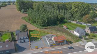OPWIJK - Bestaand handelspand met ontwikkelingspotentieel <br /><br />Dit commercieel gelegen handelspand beschikt over een gelijkvloerse open ruimte van ca. 250 m² en biedt daarnaast aanzienlijke buitenruimte. Dankzij de ruime oppervlakte en de flexibele indeling is het pand geschikt voor tal van activiteiten en doeleinden.<br /><br />Ontwikkelingsmogelijkheden: naast het pand bestaat de mogelijkheid om de aanpalende grond aan te kopen voor € 125.000. Hierdoor ontstaan er op termijn interessante ontwikkelingsmogelijkheden, waarbij een nieuwbouwproject met commerciële ruimtes op het gelijkvloers en woongelegenheden op de verdiepingen tot de mogelijkheden zou kunnen behoren.<br /><br />Een interessante opportuniteit voor ondernemers, investeerders of ontwikkelaars die op zoek zijn naar een commercieel gelegen pand met zowel directe gebruiksmogelijkheden als toekomstig potentieel.<br /><br />Voor meer informatie of een bezoek ter plaatse, kan u ons steeds contacteren: 053/60.65.60.