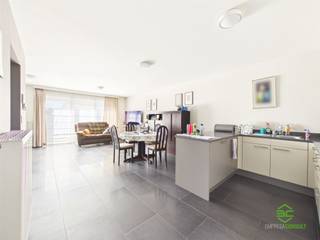 <p><span>Te midden in het centrum, op wandelafstand van alle nodige voorzieningen, vinden we dit appartement terug op de tweede verdieping van een recente en goed onderhouden residentie. </span></p><p><span>Een bakker, postkantoor, horeca, supermarkt, apotheek, scholen, … zijn allemaal op wandelafstand gelegen. </span></p><p><span> </span></p><p><span>De residentie werd gebouwd in 2009 en afgewerkt met kwalitatieve materialen. </span></p><p><span>Het appartement beschikt over een EPC A en beschikt over een nieuwe verwarmingsketel uit 2024 alsook is de elektriciteit conform gekeurd. </span></p><p><span> </span></p><p><span>Via de gemeenschappelijke lift of de trap bereiken we de tweede verdieping waar dit appartement gelegen is. </span></p><p><span>Binnenkomen doen we in de inkomhal met toegang tot de open leefruimte. Aan de voorzijde werd een eetkamer met aansluitende woonkamer ondergebracht. Hier vinden we ook het eerste terras met een zuidelijke oriëntatie. De keuken is voorzien van de nodige toestellen en voldoende opbergruimte. Naast de keuken vinden we een handige berging terug met aansluiting voor de wasmachine.</span></p><p><span>De slaapkamers werden aan de achterkant ondergebracht. Een tweede terrasje vinden we hier ook terug. De badkamer werd voorzien van een lavabomeubel en een handige inloopdouche. </span></p><p><span> </span></p><p><span>Achter het gebouw bevindt zich een private staanplaats. </span></p><p><span> </span></p><p><span>Momenteel wordt het appartement al sinds 2019 verhuurd, waardoor dit eveneens een zeer interessante investering is. </span></p><p><span> </span></p><p><span>Pluspunten:</span></p><p><span>- 2 slaapkamers</span></p><p><span>- interessante investering</span></p><p><span>- twee terrassen </span></p><p><span> </span></p><p><span>Gemeenschappelijke kosten: € 90/maand</span></p><p><span> </span></p><p><span>De vermelde bewoonbare oppervlakte is de netto-oppervlakte van het appartement.</span></p><p><span> </span></p><p><span>EPC GD:</span></p><p><span>Certificaatnr: 20250601-0003614501-GD-1</span></p><p><span>Datum: 01/06/2025</span></p><p><span>Geldig tot: 01/06/2035</span></p>
