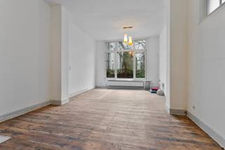 Ideal Investment - Classic Yield House in Quiet Neighbourhood Discover this unique offer! Situated just 500 metres from the North Station, this classic yield house offers a perfect combination of central location and quiet atmosphere. A beautiful park overlooks the property, adding to the relaxed living environment.
This property consists of six units: five comfortable apartments (ranging from 40 sqm to 104 sqm) and an unused space of 88 sqm. This unused space offers an excellent opportunity to increase your return. With a current rental income of no less than €3,455 per month, excluding indexation and future income from the vacant space, this is an excellent investment!
In addition, you will enjoy the benefits of nearby schools, childcare and shops, all within walking distance. This makes the location particularly attractive to both tenants and owners.
Don't miss this opportunity to invest in a property with great potential! Contact us soon for more information and a Saturday viewing. Your dream investment awaits you!