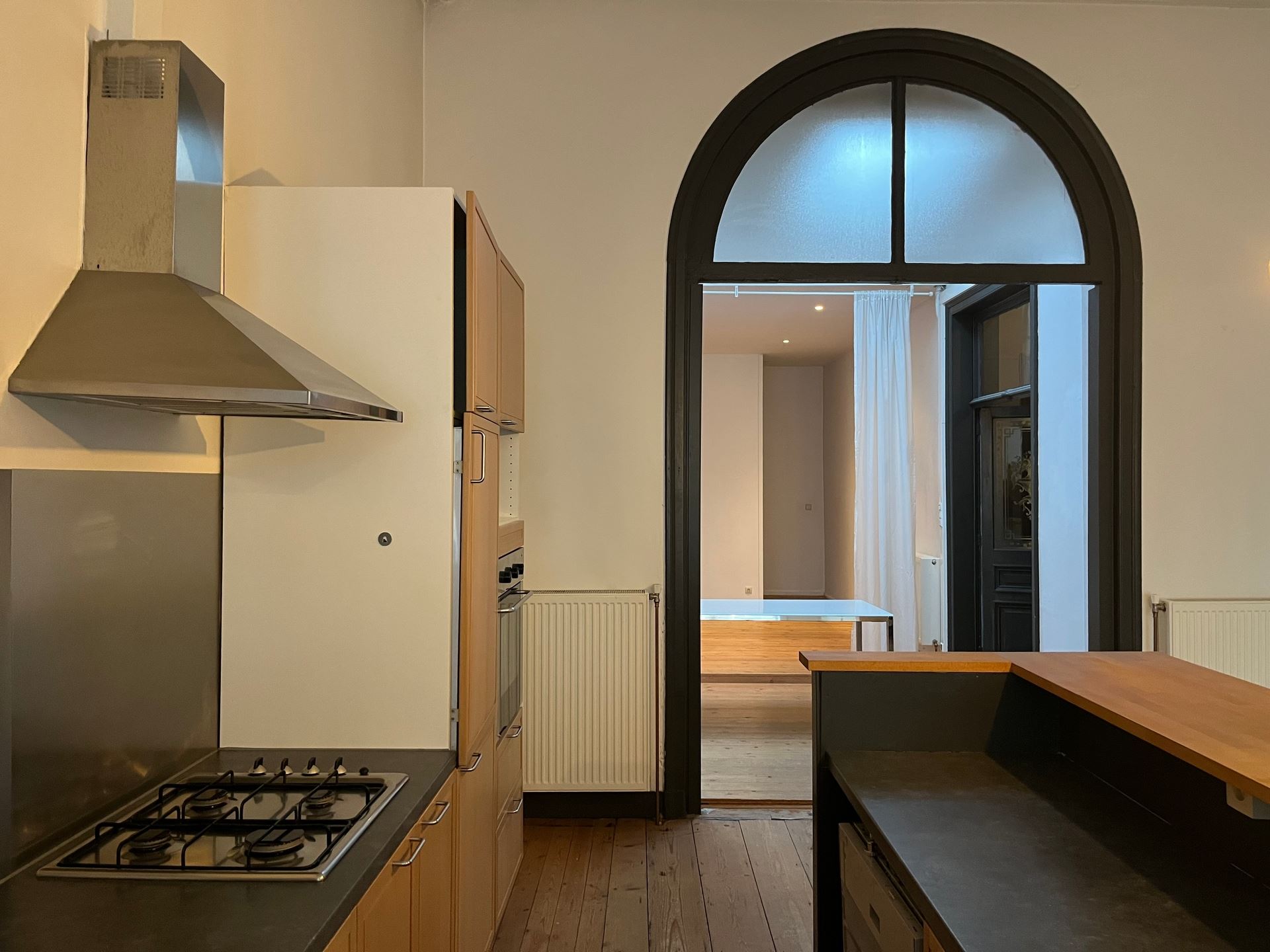 Groot appartement met hoge plafonds en één slaapkamer - foto 2