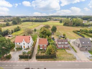 Deze te renoveren woning is gelegen aan verbindingsweg tussen Hasselt en Diepenbeek. Hierdoor is er een zeer vlotte bereikbaarheid. Zowel het centrum van Diepenbeek als van Hasselt bevinden zicht op +/- 5min. De achterkant heeft een prachtig uitzicht over de velden... <br />De woning vraagt een renovatie om te voldoen aan de hedendaagse (energetische) normen. De ruime inkomhal geeft toegang tot de kelder, de leefruimte en een extra zitruimte. <br />De grote leefruimte is voorzien van een mooie visgraad parket en een openhaard. De extra zitplaats sluit aan op de keuken. Verder is er nog een berging, werkplaats en een garage. Tussen de werkplaats en de leefruimte is er een gezellige koer. Op de eerste verdieping zijn er 3 ruime slaapkamers en een badkamer. Via een vaste trap kom je op de nog in te richten zolder. De ramen werden recent vervangen door PVC-profielen met dubbele beglazing en rolluiken. <br />Voor een dergelijke renovatie kan u rekenen op verschillende steunmaatregelen. Neem zeker een kijkje op: www.premiezoeker.be<br /><br />Interesse? 011/873307 of info@puur-groep.be
