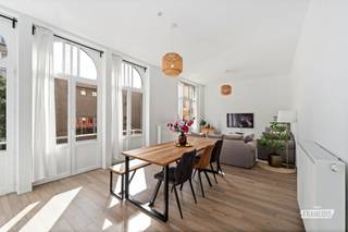 Midden in het centrum van Blankenberge vind je deze bijzondere eigendom, bestaande uit een ruim appartement en een duplex (die in twee werd opgedeeld) met een gezamenlijke bewoonbare oppervlakte van maar liefst 256 m². <br /><br />Het volledige pand werd in 2022 totaal gerenoveerd en wordt vandaag actief gebruikt als vakantieverhuur. Alle nodige documenten zijn aanwezig. Zowel het appartement als de duplex beschikken over een conforme elektrische installatie en een gunstig EPC-label C.<br /><br />Dankzij de centrale ligging bevinden winkels, horeca, openbaar vervoer en andere voorzieningen zich allemaal op wandelafstand. Een interessante eigendom voor wie op zoek is naar ruimte, comfort en verschillende mogelijkheden op een uitstekende locatie aan de kust.<br /><br />Op de eerste verdieping word je verwelkomd in een ruime en bijzonder lichtrijke woonkamer. De combinatie van hoge plafonds en grote raampartijen zorgt meteen voor een open en aangenaam gevoel. Dankzij de zuidgerichte ligging geniet je hier doorheen de dag volop van het zonlicht, terwijl je vanuit de leefruimte rechtstreeks toegang hebt tot het aangrenzende balkon. De moderne keuken sluit mooi aan op de woonkamer en is volledig uitgerust met hedendaagse toestellen en materialen. Verder bevinden zich op deze verdieping een zeer ruime masterbedroom met twee dubbele bedden en nog een bijkomende ruime tweede slaapkamer. De luxueuze badkamer (lees welness) vormt een echte meerwaarde en beschikt over een dubbele inloopdouche, dubbele wastafel, sauna en bubbelbad. Aansluitend is er een praktische berging met aansluitingen voor wasmachine en droogkast en voldoende extra opbergruimte.<br /><br />Op de tweede verdieping bevindt zich het duplexgedeelte van de eigendom. Ook hier geniet je opnieuw van een ruime woonkamer met hoge plafonds en grote raampartijen, waardoor er veel natuurlijk licht binnenvalt. Vanuit de leefruimte heb je bovendien rechtstreeks toegang tot een tweede balkon, wat ook hier voor extra buitenruimte zorgt. De keuken is volledig geïnstalleerd en voorzien van alle hedendaags comfort.Op deze verdieping bevinden zich twee ruime slaapkamers, waarvan één met een aansluitende sauna. Daarnaast is er een verzorgde badkamer met inloopdouche en dubbele wastafel.<br /><br />Via de trap bereik je de volgende verdieping van de duplex, waar opnieuw een volledig uitgeruste keuken aanwezig is. De zichtbare houten balken geven deze verdieping extra karakter en zorgen voor een warme en gezellige uitstraling. Ook hier bevindt zich een badkamer, uitgerust met een ligbad, inloopdouche en dubbele wastafel. Een verdieping hoger bevinden zich tot slot nog eens drie slaapkamers, waardoor de volledige eigendom bijzonder veel ruimte en slaapgelegenheid biedt.<br /><br />Deze laatste etage met 3 slaapkamers werd op heden gebruikt door de eigenaars/ verkopers. <br /><br />Deze eigendom combineert een centrale ligging, royale ruimtes, een verzorgde renovatie en een sterke uitrusting, en biedt daardoor heel wat mogelijkheden voor eigen gebruik of verdere uitbating.<br /><br />Bent u geïnteresseerd in dit unieke pand in hartje Blankenberge? Contacteer ons vandaag nog en plan uw bezoek in.<br /><br />