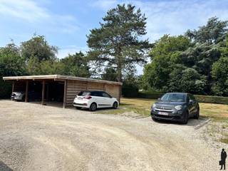 Buitenstaanplaats te koop in centrum Halle Zoersel geschikt voor eigen gebruik of investeringBuitenstaanplaats achter automatische toegangspoort in...