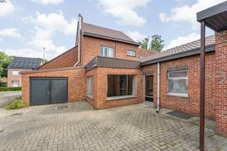 <p><span>Bent u op zoek naar een uniek renovatieproject met tal van mogelijkheden? Dan is dit pand precies wat u zoekt!</span></p><p><span>Gelegen in een rustige omgeving, maar met uitstekende verbindingen naar omliggende gemeenten en steden, vormt dit goed een waardevolle investering.</span></p><p><span> </span></p><p><span>Indeling gelijkvloers: Via de inkomhal komt u in een polyvalente ruimte, ideaal voor een zelfstandige activiteit, praktijkruimte of ontspanningsruimte. Verder vindt u op het gelijkvloers een slaapkamer of bureauruimte, een gezellige woon- en eetkamer met aansluitend de keuken (voorzien van kasten en toestellen), een badkamer met douche, lavabo & toilet, een wasplaats en een achterinkom.</span></p><p><span>Indeling verdieping: De eerste verdieping biedt een nachthal en drie volwaardige slaapkamers.</span></p><p><span> </span></p><p><span>Extra info: Combi enkel & dubbel glas, gezellige tuin, garage met technische ruimte, kelder, vaste trap naar de (nog af te werken) zolder --> uitbreidingsmogelijkheden, ideaal voor wie wonen en werken wilt combineren!</span></p><p><span> </span></p><p><span>Breng snel een bezoek voor het te laat is! Neem contact op met Kenneth (kenneth.pollet@vastgoedhuys.be) op 0472/03 25 88 of met Melissa (melissa.cardaci@vastgoedhuys.be) op 0486/54 71 80.</span></p><p><span> </span></p>