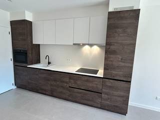 Dit één-slaapkamer appartement is gelegen op de tweede verdieping op de Thonissenlaan 70 in het nieuwbouwproject Boulevard. Nieuwbouwproject Boulevard ligt op wandelafstand van alle belangrijke locaties, want je bent slechts een boogscheut verwijderd van het station, de winkelstraten, restaurants en cafés. Groen en water vind je eveneens op enkele stappen van je appartement, dat ligt in de vriendelijke, verkeersarme en veilige provinciehoofdstad Hasselt. Kortom: in Boulevard kom je écht thuis, en ervaar je iedere dag het gemak van het leven.<br />Het appartement bestaat uit een ruime inkomhal, een leefruimte met geïntegreerde keuken met alle hedendaagse toestellen, een mooi terras van 15 m², een slaapkamer met een aansluitende badkamer, een berging, en een gastentoilet. De wagen kan geplaatst worden in de ondergrondse garage (autostaanplaats). Hier is er eveneens een kelderberging.<br />De verwarming gebeurt met een warmtepomp en je kan genieten van vloerverwarming. Het appartement is volledig geschilderd en is voorzien van verlichting.<br />Pluspunten voor dit appartement:<br /> - eerste bewoning<br /> - moderne technieken<br /> - zeer mooie ligging, in centrum Hasselt<br /> - autostaanplaats inbegrepen<br />Wens je dit appartement te bezichtigen? Maak snel een afspraak met Valère Vangeel via valere@vestio.com of bel 0472 323 424 .<br /><br />