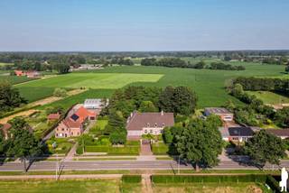 Statige villa met kantoor/ praktijk nabij het centrum van Hoogstraten met vrij uitzicht! <br /><br />GELIJKVLOERS: <br />- Royale woonkamer van ca. 81m² voorzien van antieke schouw en houtkachel met uitzicht over terras/tuin en landerijen.<br />- Sfeervolle woonkeuken voorzien van alle inbouwapparatuur<br />- kantoor<br />- Berging en ruime waskamer<br />- kantoor of praktijkruimte van ca. 100m² met houtkachel <br />- Inpandige garage voor 3 auto's <br /><br />VERDIEPING:<br />- Masterbedroom met aparte dressingkamer<br />- Drie ingerichte badkamers<br />- 4 extra Slaapkamers waarvan één met eigen badkamer <br />- Linnenkamer<br /><br />ZOLDER: <br />- Ruime zolder van ca 100m² welke nu dienst doet als opbergruimte. <br /><br />BIJZONDERHEDEN:<br />- Prachtig volledig omheinde aangelegde tuin met vijver en meerdere terrassen<br />- Tuinberging van ca. 50m²<br />- Buitenverlichting en recent vernieuwe automatische beregening<br />- Waterput welke zuiver drinkwaar water biedt <br />- Alarmsysteem <br />- Domotica<br />-Technisch volledig gereviseerd in 2023.<br /><br />Kortom: een unieke villa met duurzame materialen!