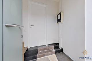 Cet appartement de plain-pied confortable, avec une entrée privée et deux terrasses, est parfait pour ceux qui recherchent une maison prête...