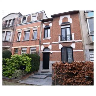 Charmante woning in het hartje van Lier te koopJe komt de woning in de ruime inkomhal met toilet, vervolgens kom je in de lichtrijke leefruimte met...