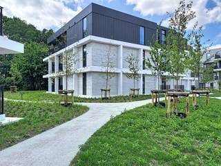 <p><span>Nieuwbouwappartement met twee slaapkamers in residentie Kasteelvijver te Langemark.</span></p><p><span> </span></p><p><span>Dit </span><span>volledig afgewerkt</span><span> appartement met zeer </span><span>kwalitatieve materialen</span><span> bevindt zich op het </span><span>gelijkvloers</span><span> en beschikt over een </span><span>bewoonbaar oppervlakte</span><span> van </span><span>110m² </span><span>met een </span><span>terras</span><span> van </span><span>19.50m²</span><span>.</span></p><p><span> </span></p><p><span>Indeling</span><span>:</span></p><p><span>Inkomhal, open keuken</span><span> met </span><span>leefruimte</span><span> metdirecte toegang tot het groot </span><span>terras.</span><span> Verborgen achter een keukenkast bevindt zich de </span><span>berging/wasplaats.</span></p><p><span>Verder hebben we nog een </span><span>gastentoilet</span><span>, </span><span>badkamer</span><span> met inloopdouche en dubbele lavabo en </span><span>twee volwaardige slaapkamers</span><span>.</span></p><p><span> </span></p><p><span>Er is tevens een </span><span>kelderberging</span><span> bij te kopen, alsook mogelijkheid tot aankopen van </span><span>ondergrondse staanplaats.</span></p><p><span> </span></p><p><span>De </span><span>warmwaterproductie</span><span> en de </span><span>vloerverwarming</span><span> zal opgewekt worden door een bodem/water </span><span>warmtepomp met ingebouwde boiler.</span><span> De warmte wordt uit de grond gehaald via </span><span>geothermie.</span></p><p><span>Doorheen het appartement is er </span><span>ventilatiesysteem D </span><span>(mechanische toevoer en afvoer) voorzien.</span></p><p><span>Het appartement beschikt tevens over</span><span> zonnepanelen</span><span> (760Wp) wat het bovendien uiterst zuinig maakt!</span></p><p><span> </span></p><p><span> </span></p><p><span> </span></p><p><span> </span></p>