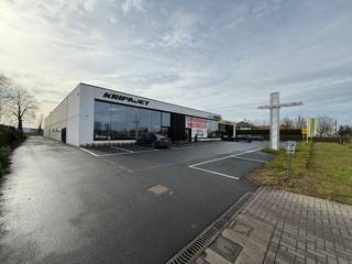 Multifunctioneel handelspand van 913m², opgedeeld met een showroom van 468 m² en een ruime werkplaats/magazijn van 445 m², fantastisch gelegen...