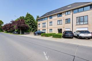 Dit ruim en lichtrijk appartement is vlakbij het centrum, doch rustig gelegen. We betreden het appartement via een apart inkomhal, die toegang geeft...